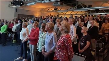 110 Gäste hatten im Güterschuppen Spaß am Mitsingen. Der Abend war ein voller Erfolg.