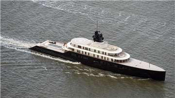 Mit Zwölf-Meter-Pool auf dem Achterdeck: Megayacht sticht von Bremerhaven in See