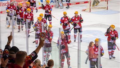 Jubelnde Spieler der Fischtown Pinguins bei einer Ehrenrunde in der Eisarena