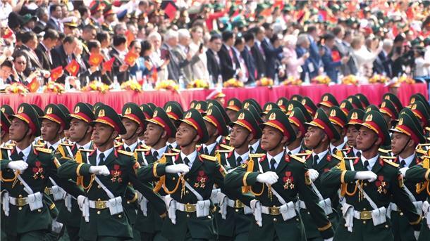 Vietnam feiert 50 Jahre Kriegsende - riesige Militärparade 13.000 Soldaten und Polizisten nahmen an der riesigen Parade teil.