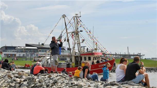 131 Touristen und Einheimische hatten am Sonntagnachmittag die Möglichkeit, auf einem Krabbenkutter einen kleinen Ausflug ins Wattenmeer zu unternehmen. Viele Gäste schauten von Land aus zu.