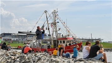 131 Touristen und Einheimische hatten am Sonntagnachmittag die Möglichkeit, auf einem Krabbenkutter einen kleinen Ausflug ins Wattenmeer zu unternehmen. Viele Gäste schauten von Land aus zu.