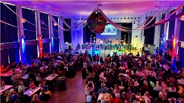 135 Mädchen und Jungen beteiligten sich an den Vorführungen und stellten damit einen neuen Rekord auf.