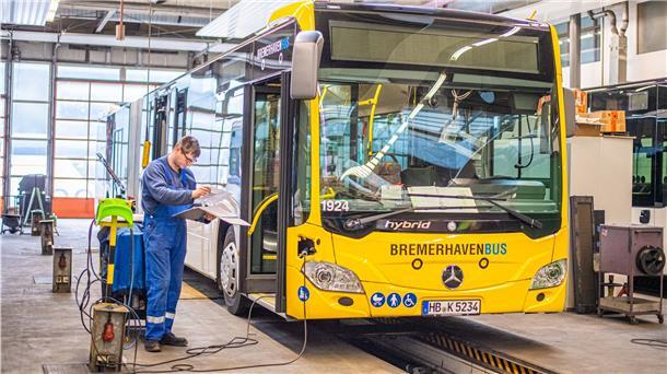 In Bremerhaven rollen bald die ersten Diesel-Hybrid-Busse 15 dieser Diesel-Hybrid-Busse wird BremerhavenBus in den nächsten Monaten anschaffen. Die ersten sind bereits da.