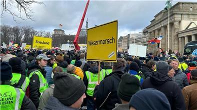 150 Landwirte aus den Landkreisen Wesermarsch, Friesland und Ammerland haben an der Demo in Berlin teilgenommen. Sie sind schon früh am Morgen in Richtung Bundeshauptstadt aufgebrochen.