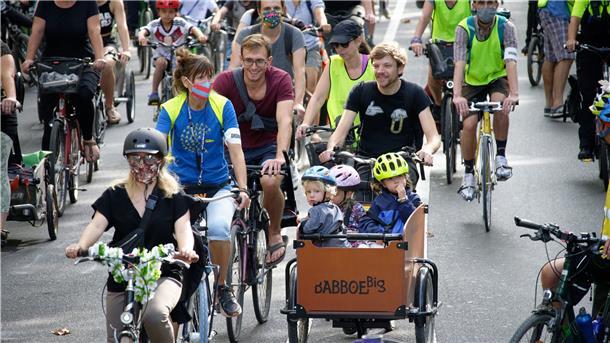 Radfahrer demonstrieren für bessere Radwege.