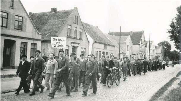 1500 Werftarbeiter legen am 5. August 1954 die Arbeit nieder und eilen den Aufständischen gegen die Polizei zu Hilfe.