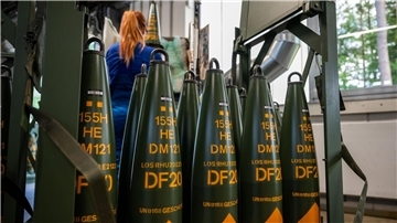 155-Millimeter Artelleriemunition wird bei Rheinmetall gefertigt.