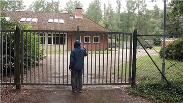 Ein Mann an einem Zaun mit Blick auf ein verlassenes Gebäude. 16 Meter unter der Erde: Tief im Grafeler Forst liegt der ehemalige Atombunker der Bundeswehr – einst Teil eines bundesweiten Kommunikationsnetzes für den Verteidigungsfall.