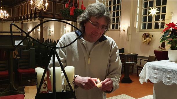 16 Minuten in der Klosterkirche von Neuenwalde: Redakteur Andreas Schoener zündet eine Kerze an und lässt seinen Gedanken dann freien Lauf. Foto privat