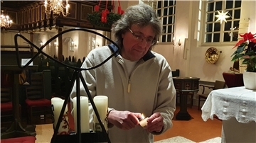 16 Minuten in der Klosterkirche von Neuenwalde: Redakteur Andreas Schoener zündet eine Kerze an und lässt seinen Gedanken dann freien Lauf. Foto privat