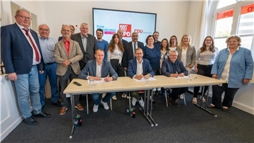 Die Koalitionäre unterschreiben den Vertrag für die kommende Legislatur im SPD-Büro Schifferstraße