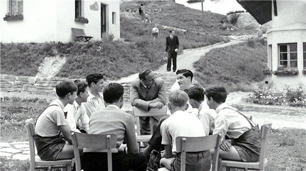 SOS-Kinderdorf wird 75: Kriege belasten Kinder 1953: Kinderdorf-Gründer Hermann Gmeiner unterhält sich mit Kindern im ersten SOS-Kinderdorf.