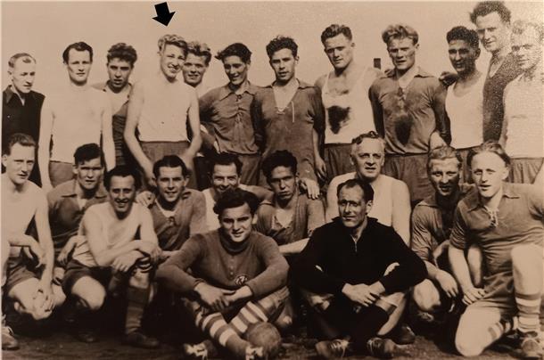 1954 gab Lothar Gremler (Pfeil) sein Debüt in der 1. Herren Handballmannschaft des VfL Nordenham, der 1971 im SV Nordenham aufging. 