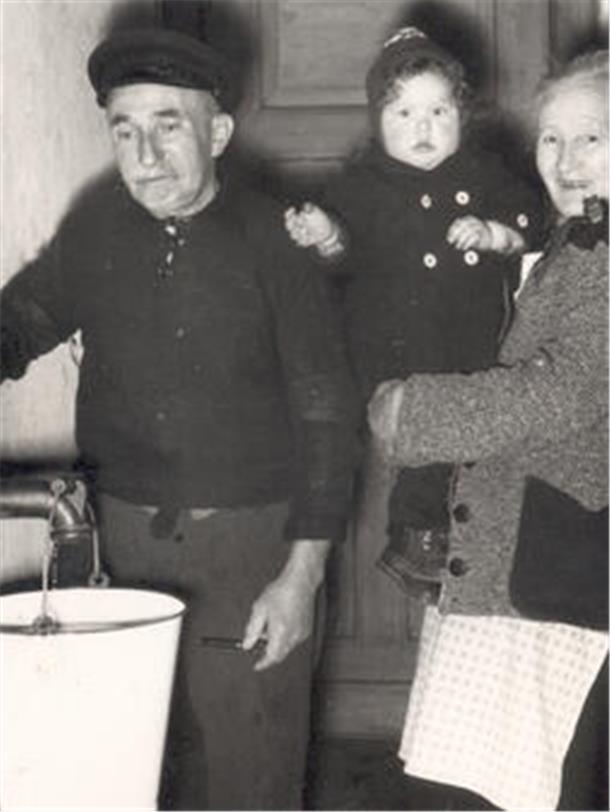 Bis in die 60er Jahre wohnen in der Wesermarsch Familien in Baracken 1956 holte diese Familie Wasser aus dem Brunnen im Barackenlager Blexen.