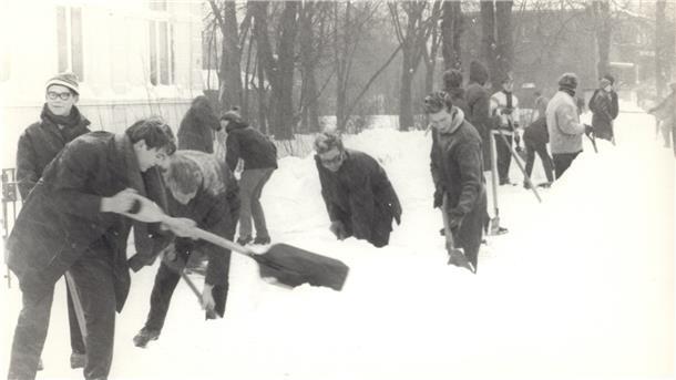 1963 fotografierte Fritz Frerichs Schüler und Lehrkräfte beim Schneeräumen am Gymnasium.
