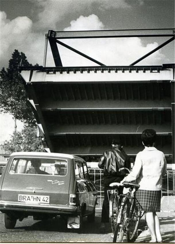 Kaum wiederzuerkennen: Wie sich die Braker Innenstadt verändert hat 1965 entstand diese Aufnahme der Klappbrücke. Gebaut worden war sie 1952 bis 1954. 2022 ist das Bauwerk frisch hergerichtet worden.