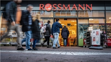1972 gründete Dirk Roßmann seine mittlerweile europaweit tätige Drogeriekette Rossmann. Sein Erfolg als Geschäftsmann hat ihm nicht zuletzt Bekanntschaft mit Politikern wie Gerhard Schröder oder Stephan Weil beschert.