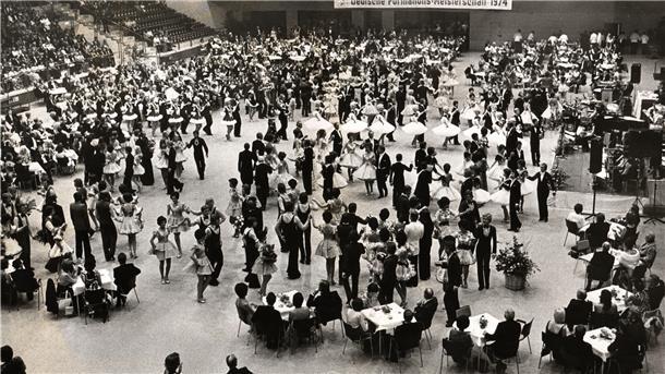 1974 war die Stadthalle gerade eröffnet, als die TSG Bremerhaven zum ersten Mal eine deutsche Meisterschaft ausrichtete. 7000 Tanzsportfans kamen.