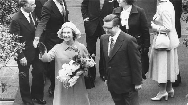 15 königliche Stunden: So war der Besuch der Queen in Bremerhaven 1978 besuchte die Queen Bremerhaven. Hier winkt sie neben Bürgermeister Hans Koschnick den Bremerhavenern zu.