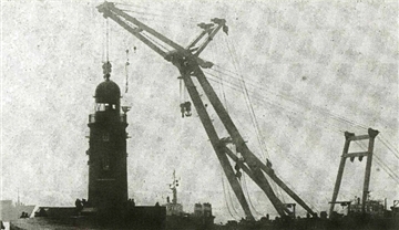 1982 veröffentlichte die NORDSEE-ZEITUNG diese spektakuläre Aufnahme. Thema unseres Berichts damals war, dass der Schwimmkran "Enak" in einem "Noteinsatz die Metallkuppel" des Leuchtturms auf dem Kopf der Nordmole birgt.