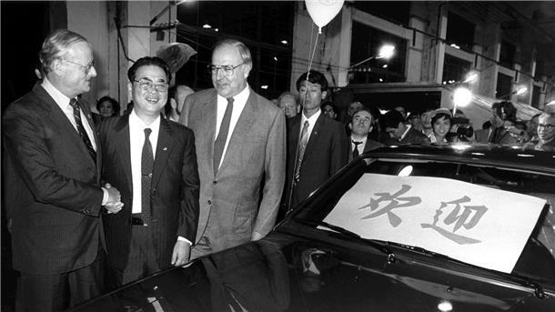 1984: Der damalige Bundeskanzler Helmut Kohl (3.v.l.) in China mit dem damalige VW-Chef Carl Hahn (l) und dem chinesischen Vizepräsidenten Li Peng (M).