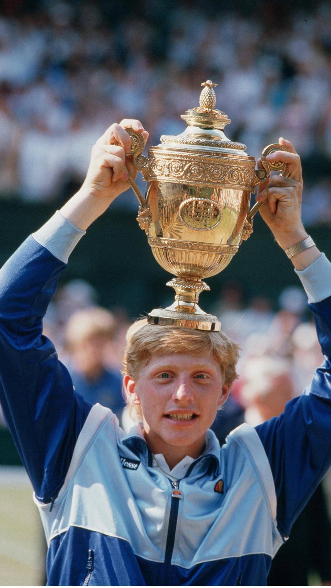 1985 stellt Boris Becker die Tenniswelt auf den Kopf, als er mit 17 Jahren zum jüngsten Wimbledonsieger aller Zeiten wird.