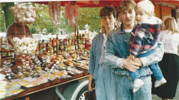 Als die Bellmanns 1989 aus der DDR fliehen, steht ihnen in Bremerhaven eine besondere Familie bei. Ihre Geschichte zeigt Mut und Menschlichkeit.