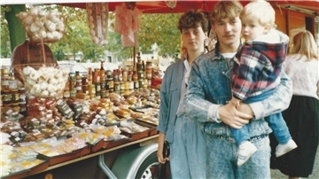 Als die Bellmanns 1989 aus der DDR fliehen, steht ihnen in Bremerhaven eine besondere Familie bei. Ihre Geschichte zeigt Mut und Menschlichkeit.
