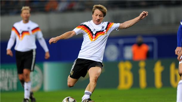 1990 gehörte Mill zum Weltmeister-Kader in Italien, auch wenn er in keinem Spiel eingesetzt wurde. 