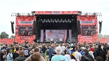Die Band "Rogers" spielt auf der Bühne "FireTage"