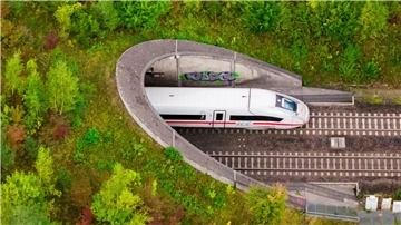 20 Minuten schneller sollen Reisende mit einer neuen ICE-Trasse von Hamburg nach Hannover fahren können. (Archivbild)