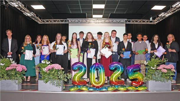 20 Zehntklässler der Hauptschule Bremervörde erhielten gestern von Schulleiter Axel Müller (links) und Klassenlehrerin Nina Klawitter (rechts) ihre Abschlusszeugnisse.