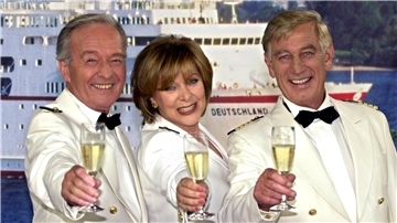 2001: Siegfried Rauch (rechts) als Kapitän Jakob Paulsen mit seinen Kollegen aus der ZDF-Serie "Das Traumschiff", Horst Naumann und Heide Keller, an.