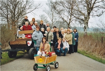 2004 fand eine Wander- und Treckertour der Damenabteilung statt.