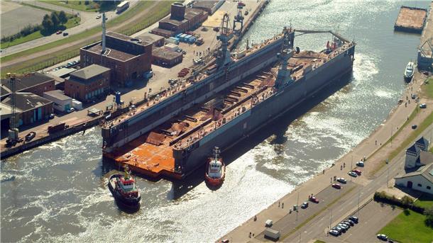 Überraschung: Schleppzug mit Dock V kehrt um - Kurs Columbuskaje 2005 wurde das Dock V über die Weser nach Bremerhaven gebracht. Heute verlässt es den Kaiserhafen für immer.