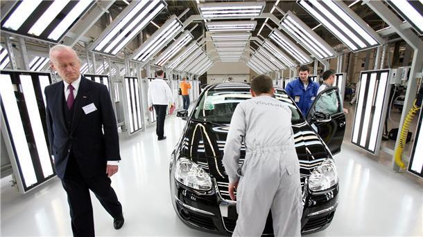 2007: Carl Hahn (l) geht im russischen Kaluga durch die neu eröffnete Produktion.