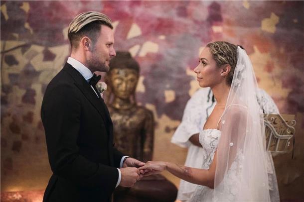 2010 haben sich Dennis Jauch und Leona Lewis ineinander verliebt. 2019 führte er sie vor den Altar.