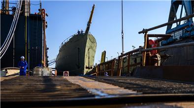 Das Marine-Segelschulschiff «Gorch Fock» (M) liegt in einem Dock der Bredo-Werft.