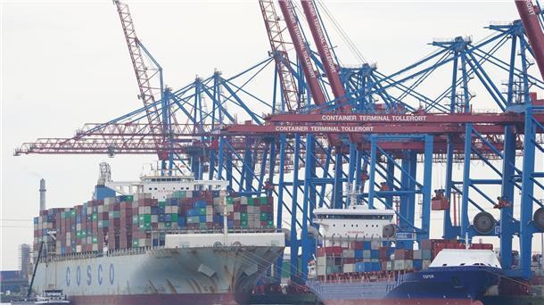 Hafenstreit: China fordert Deutschland zu Offenheit auf 2021 hatten der Hamburger Hafenlogistiker HHLA und der chinesische Terminalbetreiber Cosco Shipping Ports Limited eine Vereinbarung über eine 35-prozentige Beteiligung getroffen.