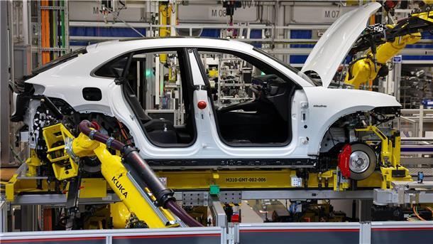 2023 hat die Autoindustrie noch kräftig in neue Industrieroboter investiert. (Symbolbild)