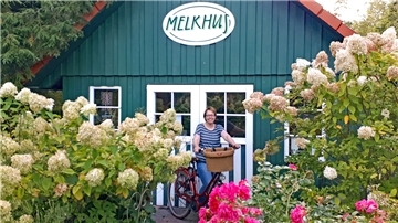 2023 tauscht Uta Koeneke die Melkhus-Schürze mit ihrem Fahrrad.