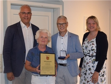 2023 verliehen Bürgermeister Jens Petersen und seine beiden Stellvertreter, Martina Stelljes und Norbert Wolf (rechts), den Bürgerpreis der Stadt Zeven an Barbara Hinck.