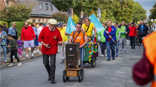 2023 wiederbelebt dank des neuen Heidjer Kulturvereins: Höhepunkt des Heidjerfestes in Leherheide mit Festumzug entlang des Mecklenburger Weges in Bremerhaven