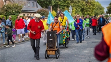 2023 wiederbelebt dank des neuen Heidjer Kulturvereins: Höhepunkt des Heidjerfestes in Leherheide mit Festumzug entlang des Mecklenburger Weges in Bremerhaven