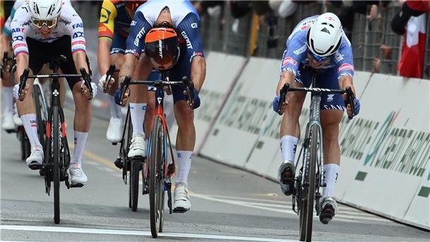 2024 hatte Pogacar (l.) gegen Jasper Philipsen (r.) im Sprint das Nachsehen.