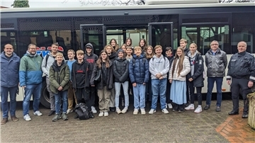 22 Mädchen und Jungen des Jahrgangs acht an der KGS Tarmstedt haben sich jetzt zu Buslotsen ausbilden lassen.