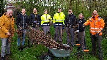 225 Setzlinge sind am Tag des Baumes im Rehau-Wald gepflanzt worden. Angeleitet von Michel Czerny (rechts) vom städtischen Bauhof machten sich Auszubildende der Firma Rehau an die Arbeit. Das freut auch Uwe Schubert (links) von der Stadtverwaltung.