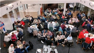24 überwiegend vierköpfige Teams fanden in der Schalterhalle der Volksbank in Bremervörde Platz. Die Startgebühren von 50 Euro pro Mannschaft spülten eine stattliche Spende in die Kasse des Tafel-Trägervereins „Tandem - soziale Teilhabe gestalten“.
