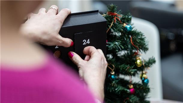Adventskalender ohne Schokolade: Drei Trends für Erwachsene 24 Vorweihnachtsgeschenke: Adventskalender als Ersatz für das Geschenk unterm Baum liegen im Trend.
